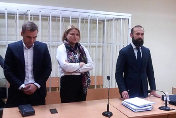 Артур Ємельянов (ліворуч) у залі суду