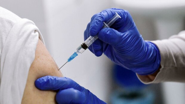 В Украине продолжат платить за вакцинацию против COVID-19