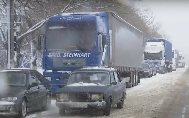 Начались погодные перекрытия: полиция закрыла Житомирскую трассу - подробности