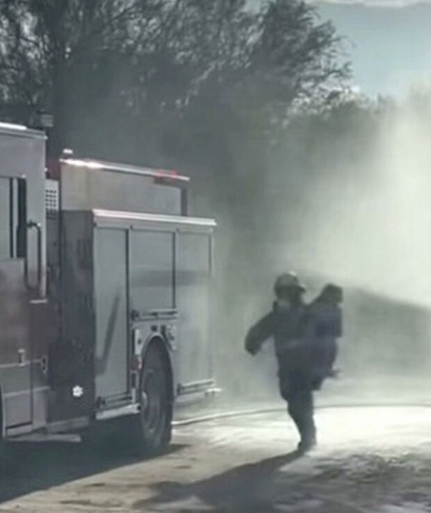 Один пожежник був помічений, як він виносить одну з дівчат з машини
