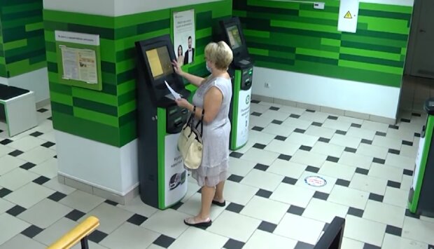 Посетительница в банке. Фото: скриншот Youtube-видео