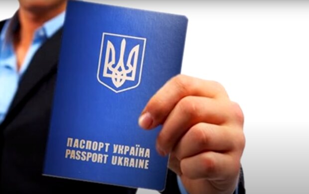 Заграничный паспорт Украины. Фото: скриншот YouTube-видео.