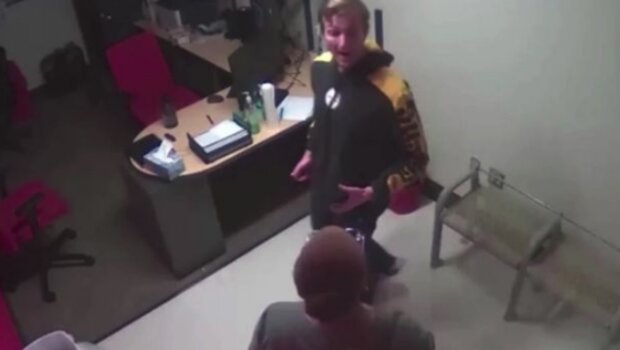 Женщина загнала охранника в угол, прежде чем он ударил ее по лицу
