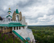 В Святогорской лавре УПЦ отреставрировали храм XVII века на меловой скале