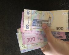 От 300 до 700 гривен: украинцам посулили надбавки к выплатам – кто и когда получит 