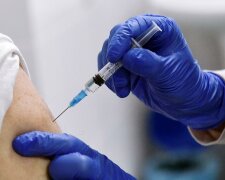 В Украине продолжат платить за вакцинацию против COVID-19