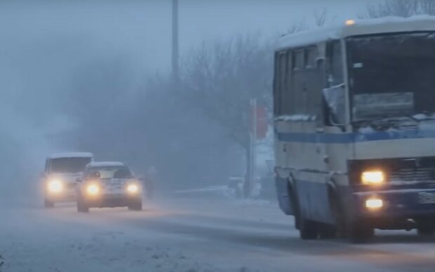 В Украине из-за обильных снегопадов перекрывают трассы: куда не получится поехать