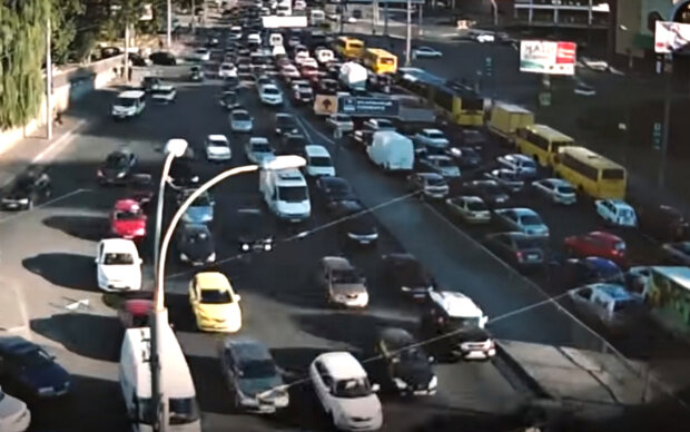 Пробки на дорогах. Фото: скриншот YouTube-видео.