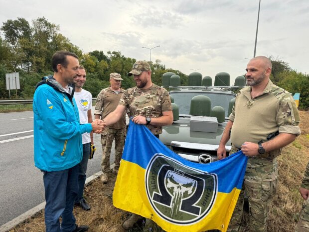 БФ «Надія» та фонд «Рідна країна» Миколи Томенка передали спецпідрозділу «Омега» бойове авто з трейлером