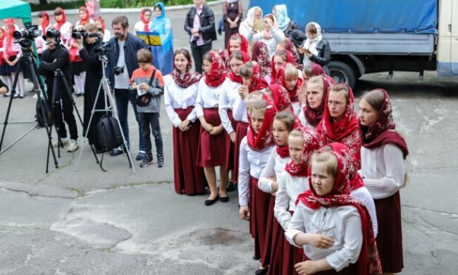 Большая благотворительная акция УПЦ: 200 детей из разных уголков Украины прибыли в Лавру на гала-концерт