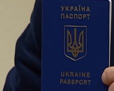 Украинский паспорт. Фото: скриншот Youtube-видео
