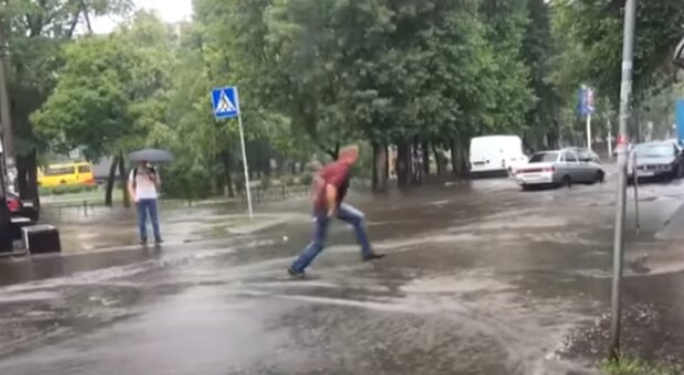 Дожди и грозы в Украине. Фото: скриншот YouTube
