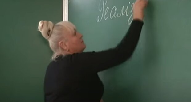 Учителям обещают надбавку к зарплате. Фото: скриншот YouTube
