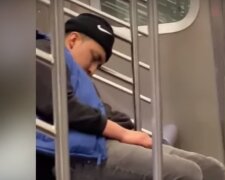 Спящий мужчина в метро