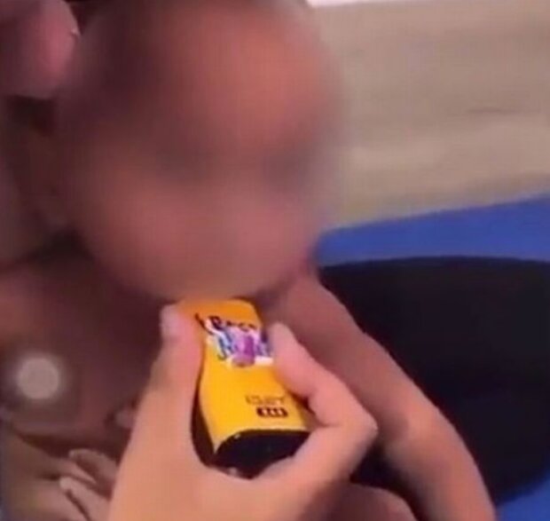 Мама сміється коли її дитя кашляє від вейпу: скрін з відео