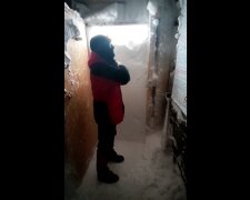 Украинским спасателям в горах пришлось откапываться от снега, чтобы помочь отдыхающим
