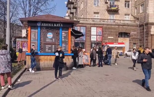 Украинцы на улице.  Фото: скриншот YouTube-видео