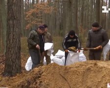 На границе с Беларусью украинцы роют рвы и ставят блокпосты