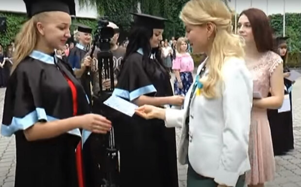 Вручение диплома. Фото: скриншот YouTube-видео.