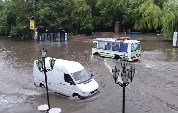 Украинские города снова затопило. Фото: скрин youtube