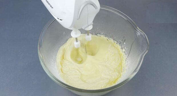 Приготовление бисквита. Фото: скриншот YouTube-видео