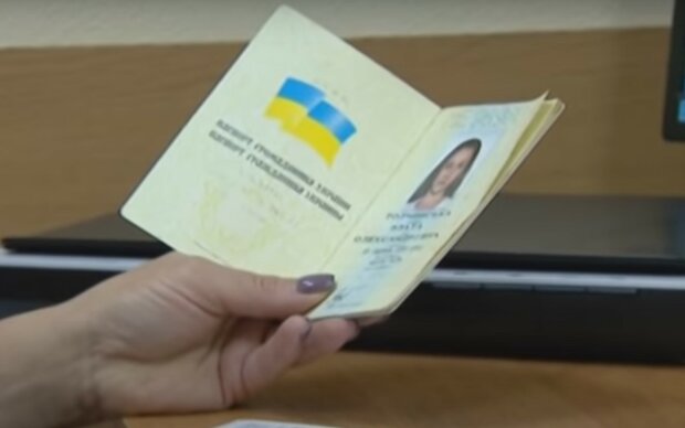 Никаких книжечек и карточек: украинцев начали готовить к цифровым паспортам - подробности