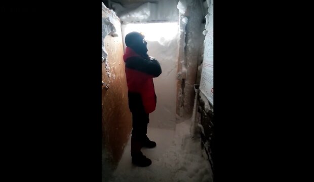 Украинским спасателям в горах пришлось откапываться от снега, чтобы помочь отдыхающим