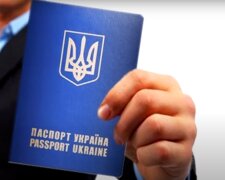 Заграничный паспорт Украины. Фото: скриншот YouTube-видео.