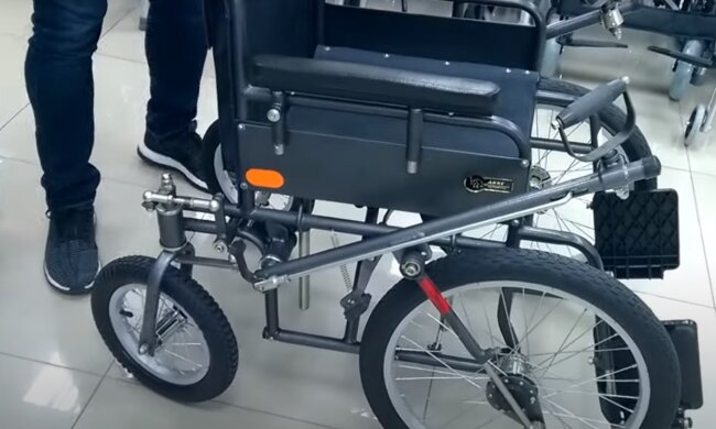 Инвалидная коляска: скрин с видео