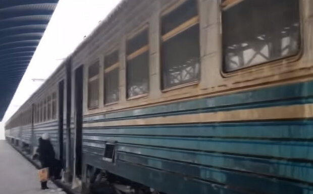 "Укрзализныця" и старые вагоны. Фото: скриншот YouTube-видео.