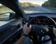 Водитель Mercedes, скриншот YouTube