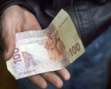 Пенсионеры получат по 300 гривен. Фото: скриншот Youtube-видео