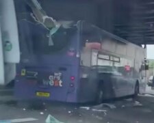 Автобусу зірвало дах мостом: місце події