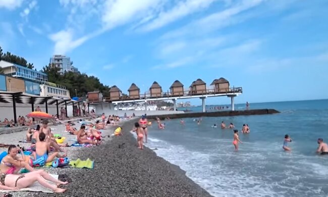 Украинцы на море.  Фото: скриншот YouTube-видео