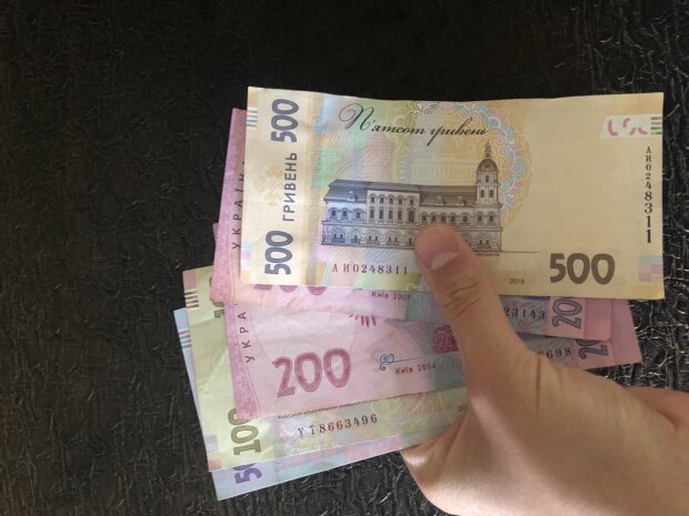 От 300 до 700 гривен: украинцам посулили надбавки к выплатам – кто и когда получит 