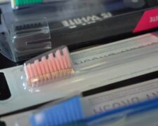 Зубна щітка: скрін з відео