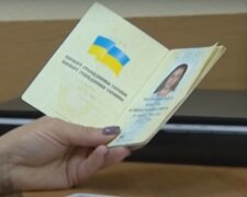 Никаких книжечек и карточек: украинцев начали готовить к цифровым паспортам - подробности