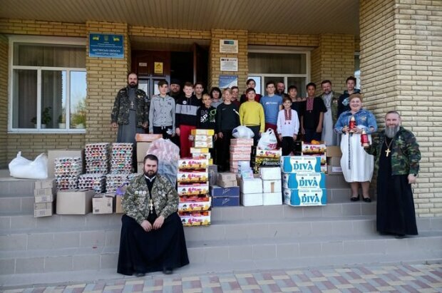 Капелланы УПЦ поздравили военных и жителей прифронтовой зоны с праздником Пасхи