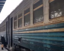 "Укрзализныця" и старые вагоны. Фото: скриншот YouTube-видео.