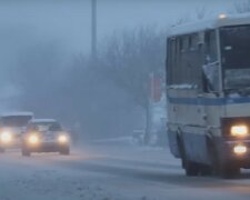 В Украине из-за обильных снегопадов перекрывают трассы: куда не получится поехать