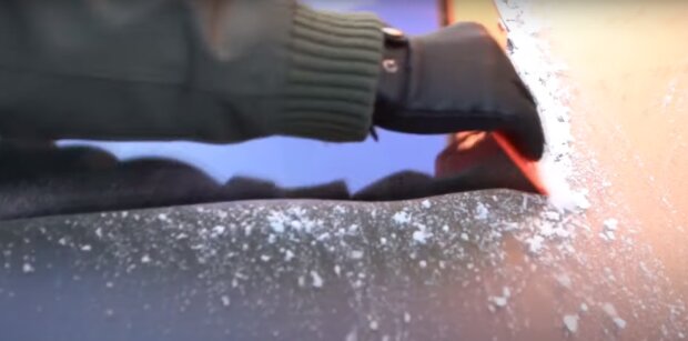 Замерзшее лобовое стекло: скрин с видео