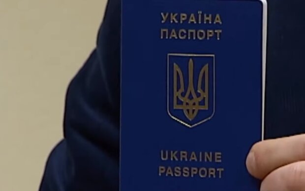 Украинский паспорт. Фото: скриншот Youtube-видео