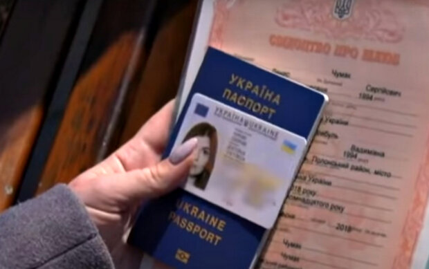 Паспорт гражданина Украины. Фото: скриншот YouTube-видео.
