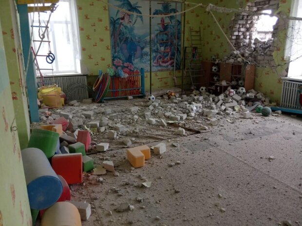 Во время обстрела на Луганщине снаряд боевиков попал в детский сад