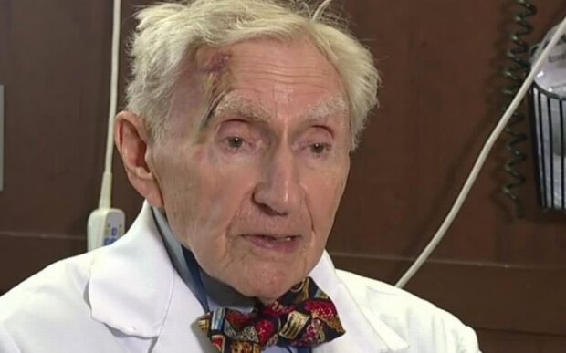 100-річний доктор Такер розкриває свої секрети довгого життя