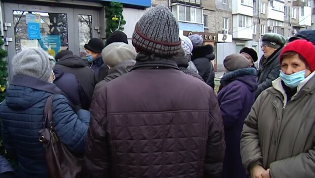 Украинцы у магазина Киевстар. Фото: скриншот Youtube-видео