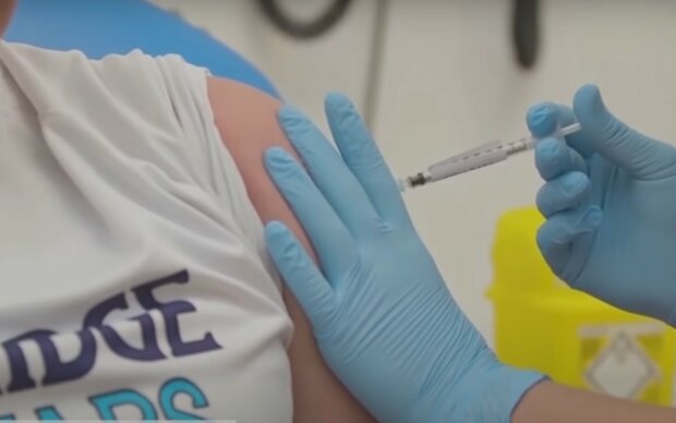 Судороги, сыпь, проблемы с дыханием: "крутая" вакцина отправила женщину в реанимацию - подробности