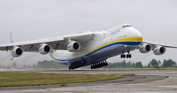 Российские оккупанты уничтожили легендарный украинский самолет Ан-225 «Мрія»