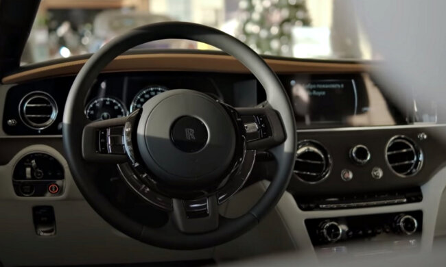 "Rolls-Royce Ghost". Фото: скриншот YouTube-видео.