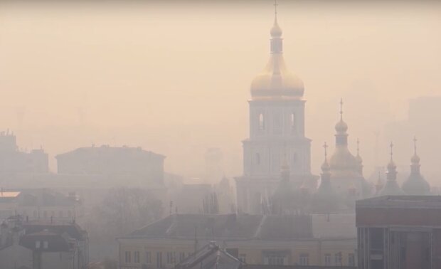 Киев в дыму. Фото: скриншот YouTube-видео.